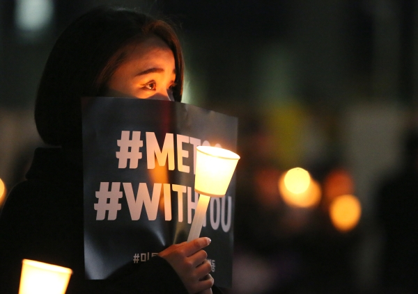 23일 저녁 서울 종로구 청계광장에서 열린 ‘성차별·성폭력 끝장문화제’ 참가자가 촛불을 들고 있다. ⓒ이정실 여성신문 사진기자