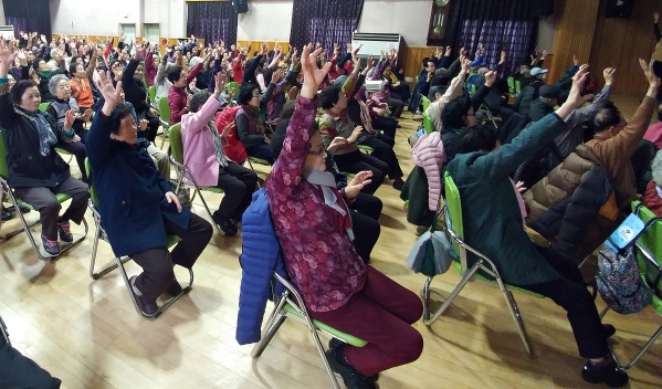 NPO단디건강운동협의회에서는 지난 3월 22일  부산시 노인종합복지관에서  ‘건강하게 장수하는 부산만들기’를 통해 시민 220여명이 파스운동을 배우고 있다. ⓒ단디건강운동협의회