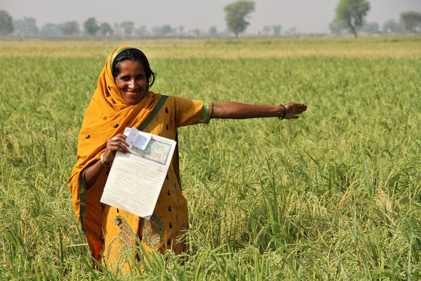 생애 처음으로 자신의 이름으로 된 토지 증서를 받고 기뻐하는 파키스탄 여성 농민. ⓒUN Women/Faria Salman