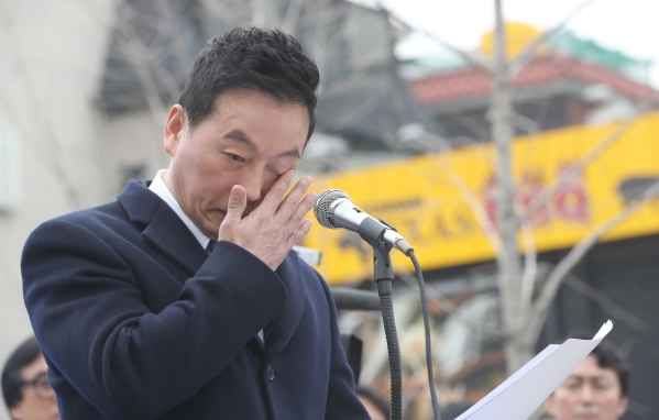 정봉주 전 의원이 지난 3월18일 서울시장 출마를 선언하면서 눈물흘리는 모습 ⓒ뉴시스·여성신문