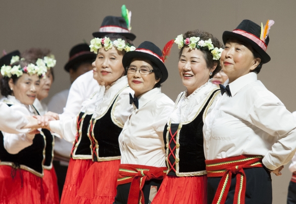 지난해 9월 서울 은평구 은평문화예술회관에서 열린 제20회 노인의 날 은평구 기념행사 2부 은평어르신발표회에서 역촌노인복지관 어르신들이 포크댄스 공연을 선보이고 있다. ⓒ이정실 사진기자