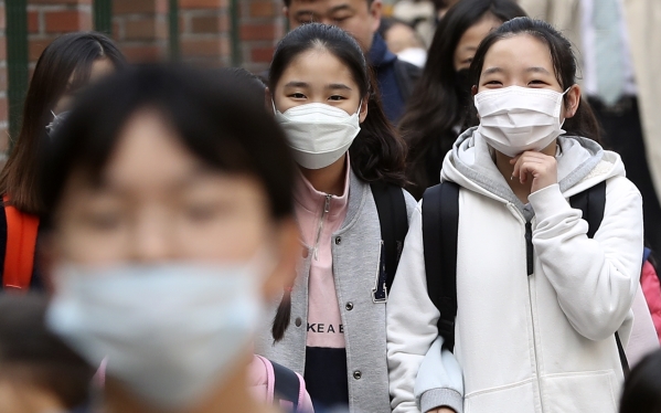 미세먼지 농도가 ‘나쁨’ 수준을 보인 3월 27일 오전 서울 서대문구의 한 초등학교로 학생들이 마스크를 쓴 채 등교하고 있다. ⓒ뉴시스·여성신문