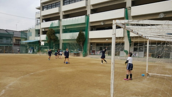 동오사카 조선제4초급학교 학생들이 운동장에서 축구를 하고 있다. ⓒ김은정