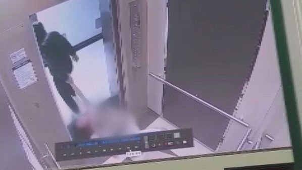 부산 데이트 폭력 장면이 담긴 엘리베이터 CCTV화면. 가해자인 남성이 여자친구의 옷을 벗기고 폭행해 실신케 한 후 끌어내고 있다.