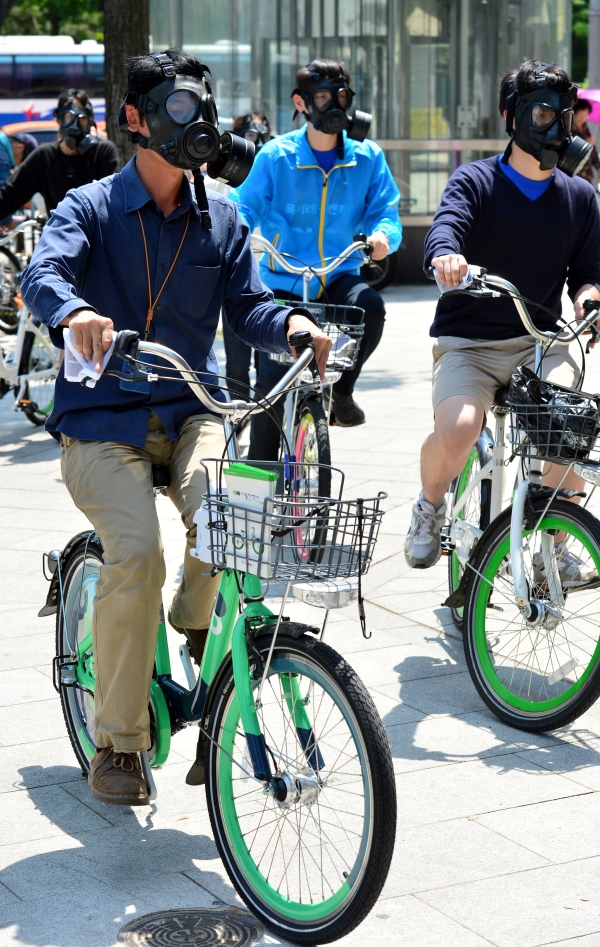 서울환경운동연합 회원들이 방독면을 쓰고 자전거를 타며 미세먼지 대책 촉구 캠페인을 벌인 모습 ⓒ뉴시스·여성신문