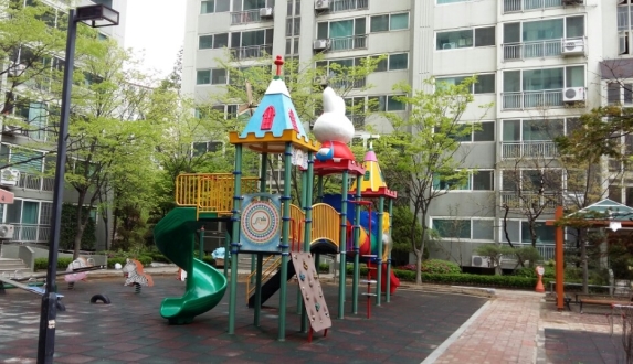 서울 동작구의 한 아파트 단지 내 놀이터가 텅 비어 있다. ⓒ강푸름 기자