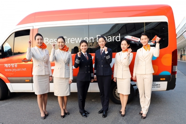 4월 18일 오후 8시 40분 인천을 떠나 태국 방콕으로 향한 제주항공 7C2205편의 운항승무원(기장·부기장) 2명은 모두 여성이었다. ⓒ제주항공