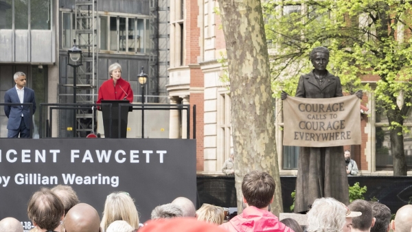 영국 의회광장에 들어선 밀리센트 개릿 포셋 동상을 테리사 메이 영국 총리가 소개하고 있다. ⓒ위키피디아