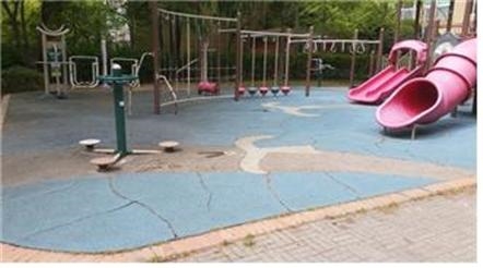 해운대구에 위치한 견우공원 놀이터의 경우 놀이시설 바닥상태가 불량한 것으로 조사됐다. ⓒ부산시