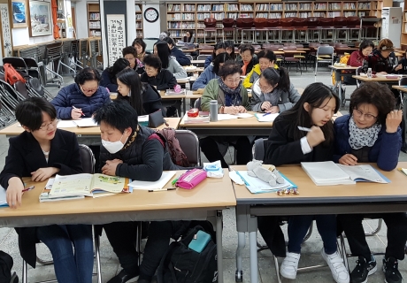 서울여중 학생들이 일성여중 학생들의 학습을 돕고 있다. ⓒ서울여중 제공