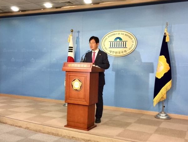자유한국당 강길부 의원이 3일 국회 정론관에서 홍준표 대표의 사퇴를 요구하는 기자회견을 하고 있다. ⓒ이정실 여성신문 사진기자