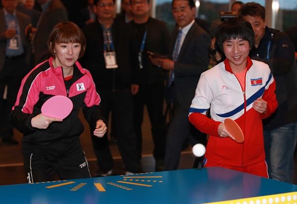 3일(한국시간) 스웨덴 틸뢰산드 호텔에서 ITTF재단 창립 기념회에 참석한 남북 탁구 대표팀 서효원(왼쪽), 김남해 선수가 한 팀을 이뤄 이벤트 경기를 하고 있다. ⓒ대한탁구협회