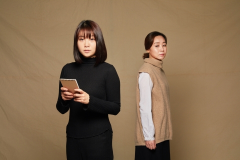 연극 ‘얼굴도둑’에서 딸 유한민 역을 맡은 배우 이지혜(왼쪽)와 엄마 역할을 맡은 배우 성여진 ⓒ국립극단