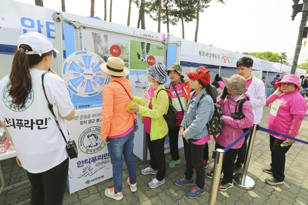 5일 서울 월드컵공원에서 제18회 여성마라톤대회가 열린 가운데 참가자들이 유한양행 부스에서 룰렛 이벤트에 참여하고 있다. ⓒ성혜련 객원 사진기자