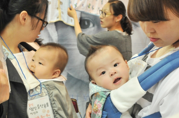 임신출산용품 박람회에 참가한 아기와 엄마들. ⓒ뉴시스·여성신문