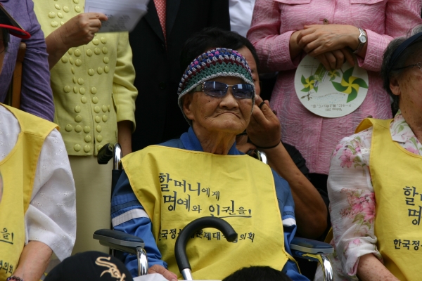 2011년 8월10일 제982차 수요시위에 참석한 노수복 할머니. ⓒ전쟁과여성인권박물관 제공
