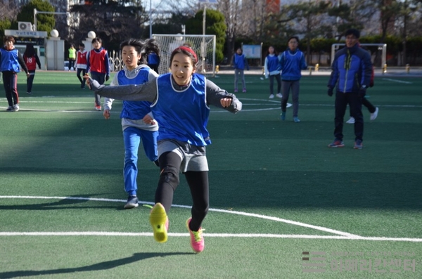 주한미국대사관은 2017년 12월12일 부산 광남초등학교를 찾아가 ‘걸스 플레이 2’ 공공외교 캠페인을 펼쳤다. 학생들이 함께 축구를 즐기고 있다. ⓒ주한미국대사관 제공