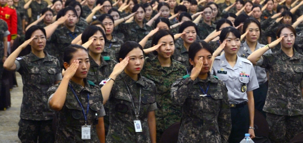 2017년 9월 6일 오전 서울 용산구 국방컨벤션에서 열린 제67주년 여군 창설 기념행사에 참석한 여군들이 경례를 하고 있다.