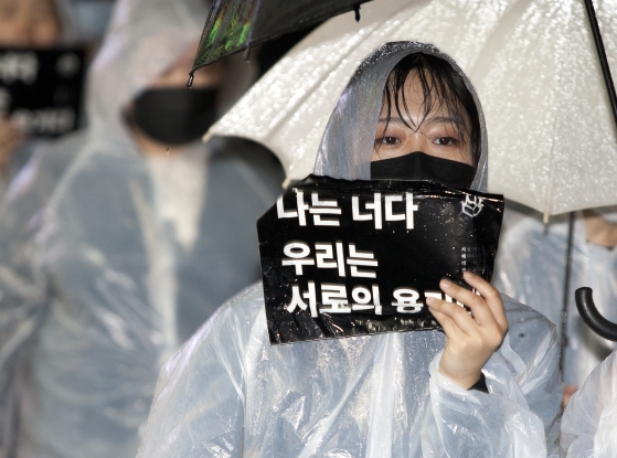 강남역 여성혐오살인사건 2주기를 맞아 #미투운동과 함께하는 시민행동이 17일 오후 7시 서울 신논현역 앞에서 연 ‘성차별·성폭력 4차 끝장집회’에 참여한 여성이 피켓을 들고 있다. ⓒ이정실 여성신문 사진기자