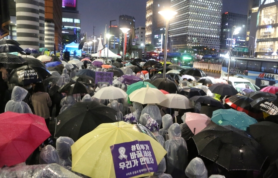 강남역 여성혐오살인사건 2주기를 맞아 #미투운동과 함께하는 시민행동이 17일 오후 7시 서울 신논현역 앞에서 ‘성차별·성폭력 4차 끝장집회’를 열어 2500여명의 시민들이 참가했다. ⓒ이정실 여성신문 사진기자