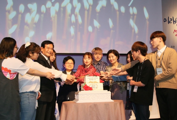 정현백 여성가족부 장관이 5월 21일 오후 서울 용산구 백범김구기념관에서 열린 2018년 성년의 날 기념행사에 참석해 성년을 맞이한 청소년들과 함께 성년의 날 기념 케이크 커팅을 하고 있다. ⓒ여성가족부 제공