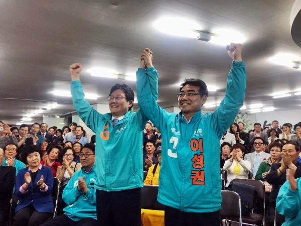 바른미래당 이성권 부산시당 후보는 지난 18일 오후 선거사무소 개소식을 열어 본격적인 선거에 돌입했다. 이날 유승민 원내대표와 함께 승리를 다짐하고 있다. ⓒ김수경 기자