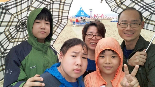 강경희 전 한국여성장애인연합 대표가 세 아들, 남편과 함께 찍은 사진. ⓒ강경희 전 한국여성장애인연합 대표