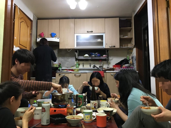 지금은 없어진 구름집에서 빈집 구성원들이 함께 식사를 하고 있다. ⓒ빈집