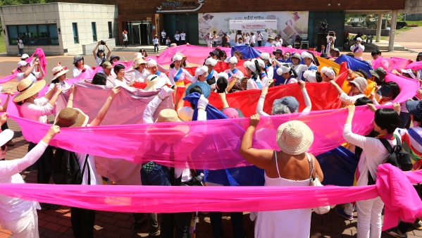 2018 국제여성평화걷기 참가자들이 도라산 평화공원에서 대동놀이에 참가하고 있다. ⓒ이정실 여성신문 사진기자