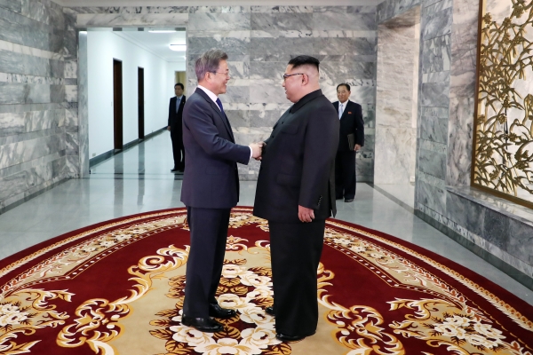 문재인 대통령과 김정은 북한 국무위원장이 26일 오후 판문점 북측 통일각에서 정상회담을 하기 앞서 악수를 하고 있다. ⓒ청와대