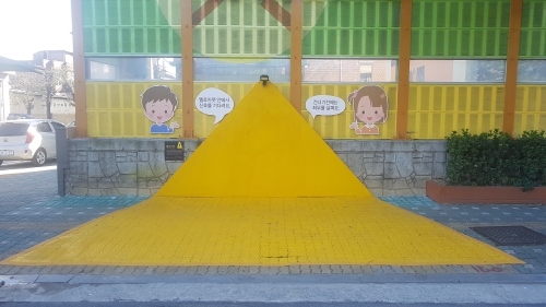 서울 성동구가 초등학교 주변 횡단보도 앞에 ‘옐로카펫’을 깐 모습 ⓒ성동구청