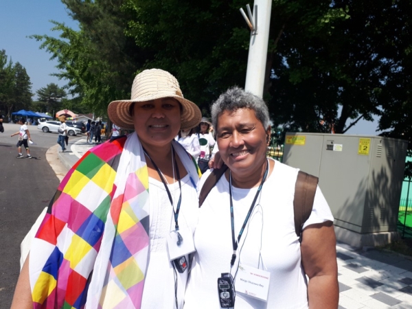 미국의 여성학자 마고 오카자와 레이(오른쪽)와 괌에서 온 사회학자 리사 린다 나티비다드(왼쪽) ⓒ여성신문