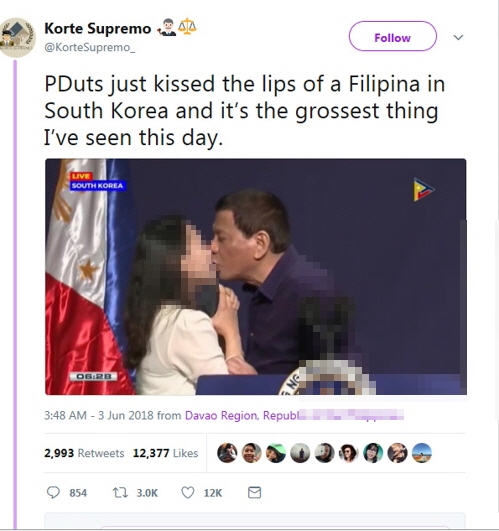한국을 방문한 두테르테 필리핀 대통령이 3일 서울시내에서 열린 자국 교민행사에서 여성에게 키스를 하고 있다. ⓒ트위터 캡쳐