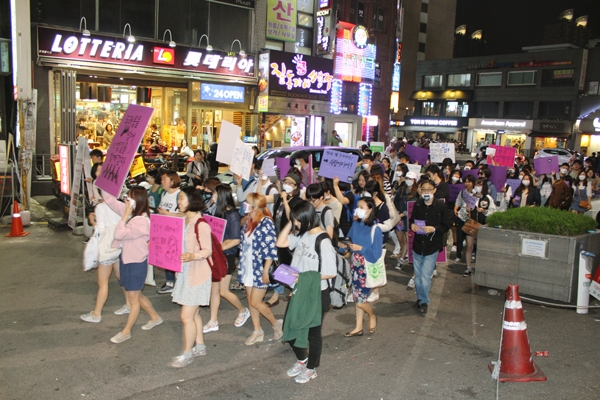 2016년 5월, 불꽃페미액션이 주최한 나쁜여자들의 밤길 걷기 모습. ⓒ불꽃페미액션