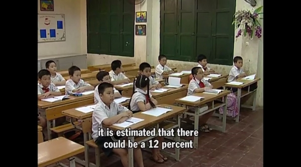 교실에서 여학생이 사라지는 모습을 묘사하며 성비 불균형의 심각성을 설명하는 영상.
 사진 유튜브 영상 캡처. 작성자 Thanh Nguyen ⓒ송수산