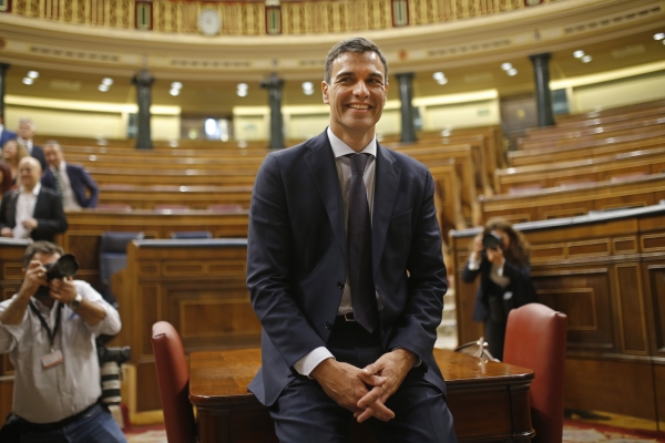 지난 6월 1일 스페인 총리가 된 사회노동당의 페드로 산체스 대표가 투표 통과 후 의사당에서 젊은 자세로 총리의 첫 포즈를 취하고 있다. 올해 46세의 경제학교수 출신이다.