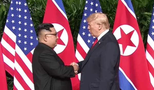 12일 김정은 북한 국무위원장과 도널드 트럼프 미국 대통령이 싱가포르 센토사섬 카펠라 호텔에서 만나 악수하고 있다. (사진=채널아시아 방송 캡쳐) ⓒ뉴시스