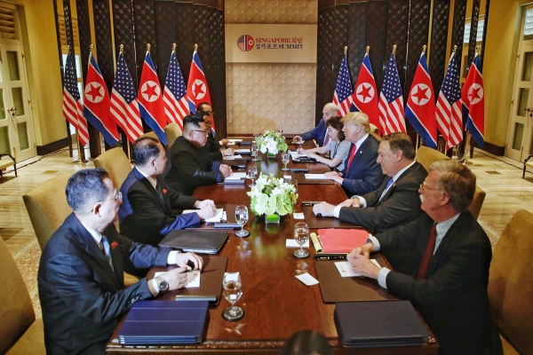 김정은 북한 국무위원장과 도널드 트럼프 미국 대통령이 12일 싱가포르 센토사 섬 내에 있는 카펠라 호텔에서 일대일 회담을 마친 후 확대회의를 갖고 있다. ⓒ뉴시스·여성신문
