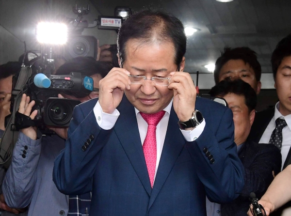 홍준표 자유한국당 대표가 14일 오후 서울 영등포구 여의도 당사에서 당 대표직 사퇴 의사를 밝힌 뒤 당사를 떠나고 있다. ⓒ뉴시스·여성신문