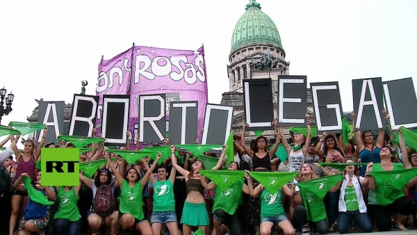14일(현지시간) 아르헨티나 하원 의회는 임신 14주까지 낙태를 허용하도록 하는 내용의 법안을 가결했다. 법안이 통과된 순간, 의회 밖에 모여 임신중절 합법화를 촉구하던 여성들은 환호했다. ⓒ유튜브 영상 캡처