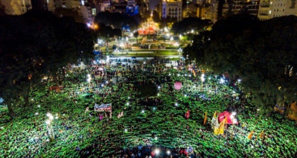 임신 14주까지 낙태를 허용하도록 하는 내용의 법안이 14일(현지시간) 아르헨티나 하원 의회를 통과한 날, 수천 명이 의회 밖에서 임신중절 합법화 시위를 열고 있다. ⓒ유튜브 영상 캡처