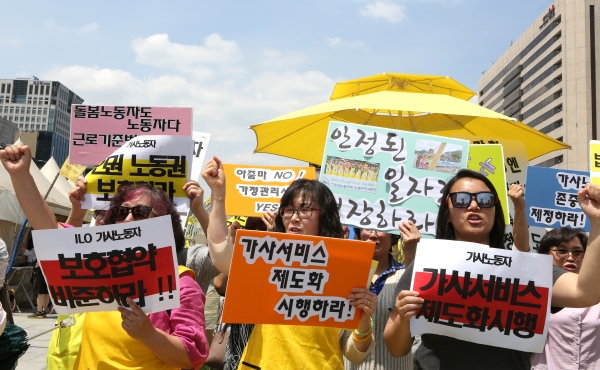6월 16일 서울 광화문 광장에서 전국가정관리사협회가 제7회 국제가사노동자의 날 기념 ‘가사노동자 존중법 제정 촉구 기자회견 및 인식개선 캠페인’을 열어 가사노동자들이 구호를 외치고 있다. ⓒ이정실 여성신문 사진기자