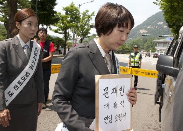 김승하 KTX 승무지부장이 문재인 대통령 면담 요청서를 들고 청와대로 향하고 있다. ⓒ이정실 여성신문 사진기자