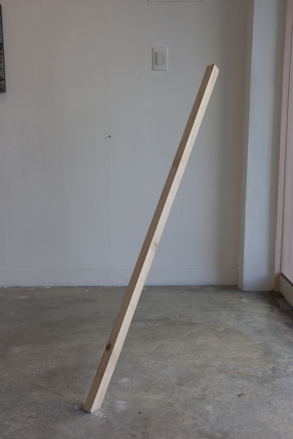 전수오, 기울어진 막대, 목재, 3x3x135cm, 2015 ⓒ전수오 작가