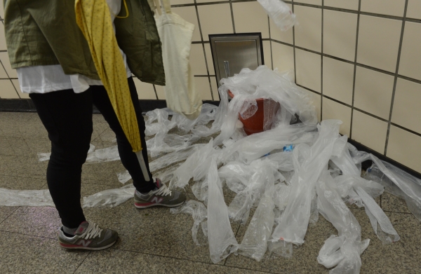 시민들이 지하철을 이용해 퇴근하며 버린 우산비닐커버가 쌓여있다. ⓒ뉴시스·여성신문