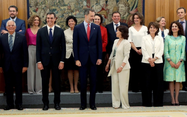 6월 7일 스페인 새 사회당 정부의 장관들이 취임 선서를 마치고 국왕과 총리를 중심으로 단체 촬영에 임하던 중 국왕과 한 여성 장관이 가벼운 농담을 하자 모두 미소 짓고 있다. ⓒ뉴시스ㆍ여성신문