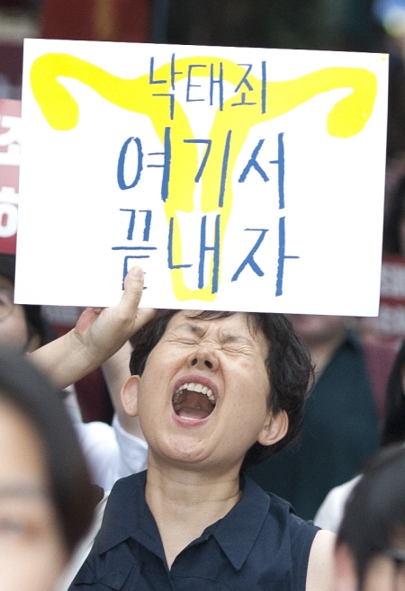 ‘낙태죄 위헌·폐지 촉구 퍼레이드’에 참가한 시민들이 7일 오후 서울 종로구 안국역 인근을 행진하고 있다. ⓒ이정실 여성신문 사진기자