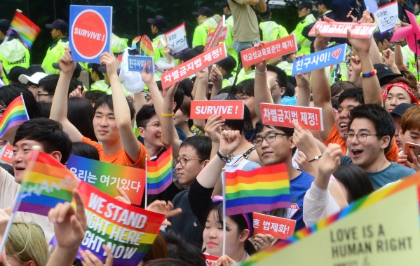 지난해 7월 15일 서울 중구 서울시청 앞 서울광장을 출발한 제18회 퀴어문화축제 참가자들이 을지로 방향으로 행진하고 있다.