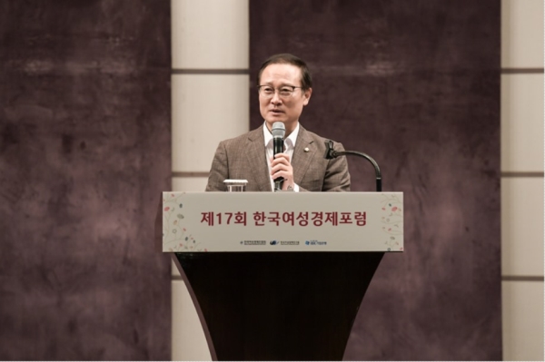 13일 서울웨스틴조선에서 진행된 제17회 한국여성경제포럼에서 홍영표 더불어민주당 대표가 지속가능 성장을 위한 여성경제 생태계 구축이라는 주제로 강연을 진행하고 있다.