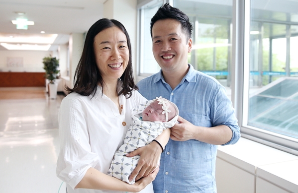 지난 1월 말. 서울아산병원에서 출생 체중 302g, 키 21.5cm의 국내에서 가장 작은 아이가 태어났다. ⓒ아산병원